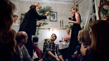 Teater rett hjem: Som på enhver nyttårsfest hører også vin og sitteplass på gulvet med. Teater rett hjem: Som på enhver nyttårsfest hører også vin og sitteplass på gulvet med.