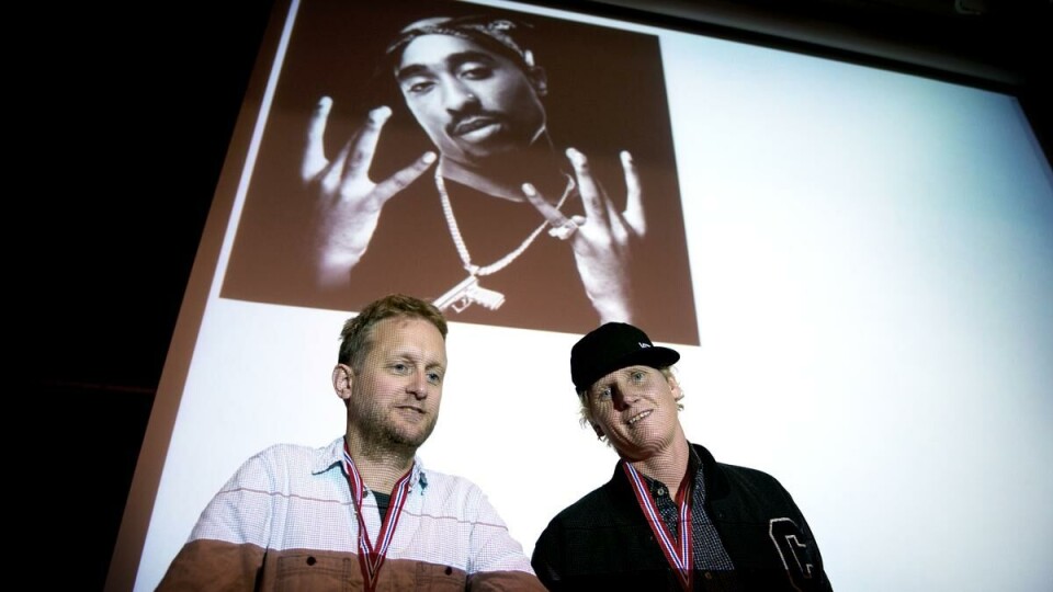 Journalist i Vinni-land: Rapperkjendisen fortalte også at det ikke er kult å høre på Tupac i Norges hiphopmiljø, til det er låtene for melodiske. Emneansvarlig Kjell Aukrust mente på slutten av forelesningen av det er viktig å «keep it real». Journalist i Vinni-land: Rapperkjendisen fortalte også at det ikke er kult å høre på Tupac i Norges hiphopmiljø, til det er låtene for melodiske. Emneansvarlig Kjell Aukrust mente på slutten av forelesningen av det er viktig å «keep it real».