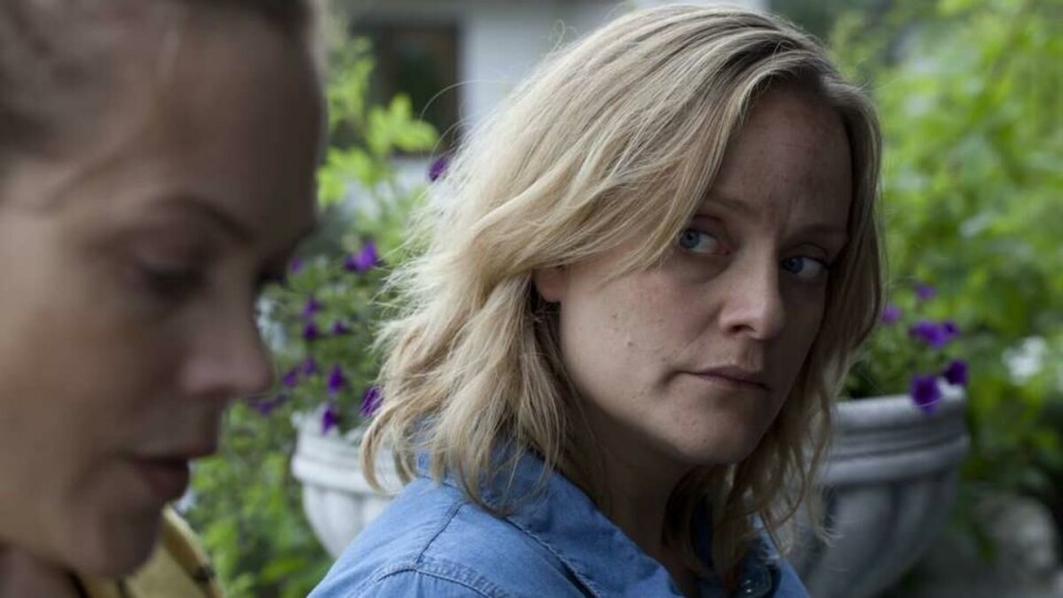 KLASSEKOLLISJON: Henriette Steenstrup fungerer utmerket som sliten arbeiderklassedame. Her er hun i samtale med sin bortskjemte, «kuraterende», Berlin-hippe kusine, spilt av Ane Dahl Torp.