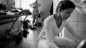 Spreke skift: Det er ingen glamorøs garderobe å trekke seg tilbake til for skuespiller Eline Grødal og danser Anne Goffeng. Spreke skift: Det er ingen glamorøs garderobe å trekke seg tilbake til for skuespiller Eline Grødal og danser Anne Goffeng.