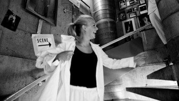 Scenefryd: Danser Jeanett Helsvig er øyensynlig fornøyd med egen opptreden idet hun løper ned fra scenen. Scenefryd: Danser Jeanett Helsvig er øyensynlig fornøyd med egen opptreden idet hun løper ned fra scenen.
