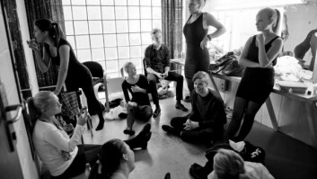 Dødtid: Revydanserne Jeanett Helsvig, Ellinor Festøy, Milla Joner, Cecilie Schia, Carl Martin Prebensen, Sindre Høyang, Kristin Olsen og Anne Goffeng må finne seg i lange ventetider i garderoben. Dødtid: Revydanserne Jeanett Helsvig, Ellinor Festøy, Milla Joner, Cecilie Schia, Carl Martin Prebensen, Sindre Høyang, Kristin Olsen og Anne Goffeng må finne seg i lange ventetider i garderoben.