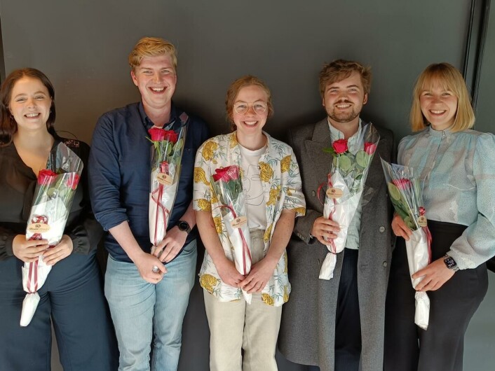 Bukett med bukett: Den nye lederen og det nye arbeidsutvalget utnevnt av Studentparlamentet.
Fra venstre: Elisabeth Hoksmo Olsen, Robert Granlund, Ada Lassen-Urdahl, Bendik Haave og Oline Marie Sæther. Bukett med bukett: Den nye lederen og det nye arbeidsutvalget utnevnt av Studentparlamentet.
Fra venstre: Elisabeth Hoksmo Olsen, Robert Granlund, Ada Lassen-Urdahl, Bendik Haave og Oline Marie Sæther.