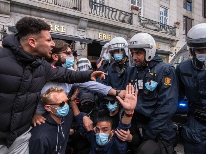 Hindrer politiet: Motdemonstranter til en SIAN-demonstrasjon i august 2020 hindrer politiet fra å komme seg videre.