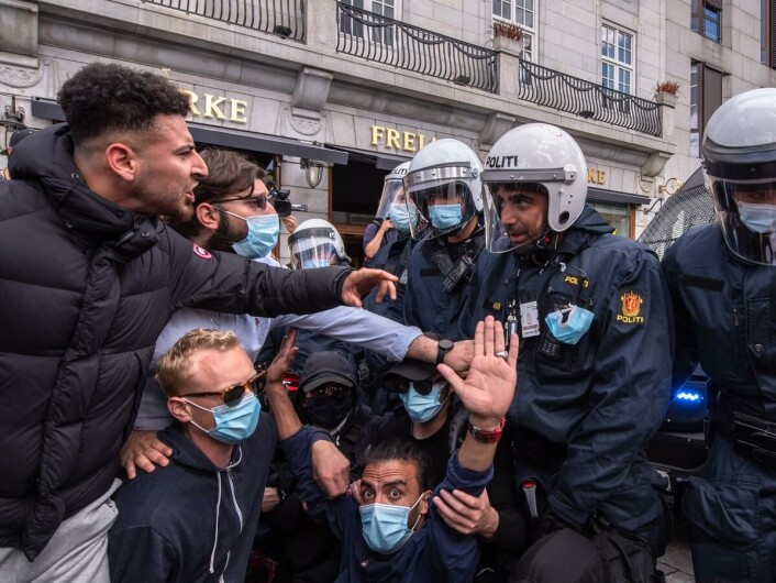 Hindrer politiet: Motdemonstranter til en SIAN-demonstrasjon i august 2020 hindrer politiet fra å komme seg videre. Hindrer politiet: Motdemonstranter til en SIAN-demonstrasjon i august 2020 hindrer politiet fra å komme seg videre.