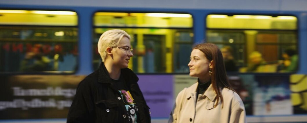 Homogata: Trikken dundrer bak Tiril Myhre Skår og Julie Reksten i Rozenkrantz’ gate, som noen omtaler som «homogata».. Her ligger tre av byens utesteder for skeive. Homogata: Trikken dundrer bak Tiril Myhre Skår og Julie Reksten i Rozenkrantz’ gate, som noen omtaler som «homogata».. Her ligger tre av byens utesteder for skeive.