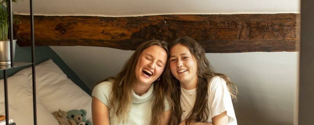 Hårete romkamerat: Da de norske psykologistudentene Ineke Feen Rudsar og Aurora Sollid dro til Paris på utveksling, var de ikke klar over at de måtte dele leiligheten med en mus. Hårete romkamerat: Da de norske psykologistudentene Ineke Feen Rudsar og Aurora Sollid dro til Paris på utveksling, var de ikke klar over at de måtte dele leiligheten med en mus.