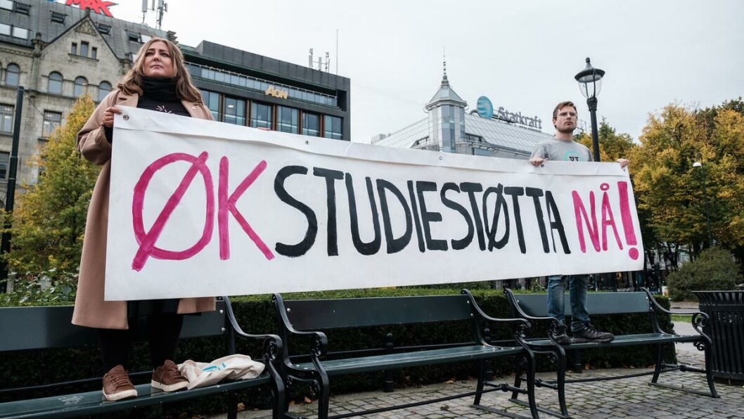Flere titalls studenter demonstrerte utenfor Stortinget i oktober i fjor for en økning i studiestøtten. Flere titalls studenter demonstrerte utenfor Stortinget i oktober i fjor for en økning i studiestøtten.