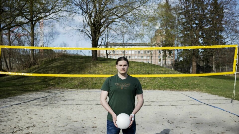 Server med venstre: Sigve Grøndahl Fredriksen fra Venstrealliansen slapper
gjerne av med litt volleyball mellom de studentpolitiske slagene.