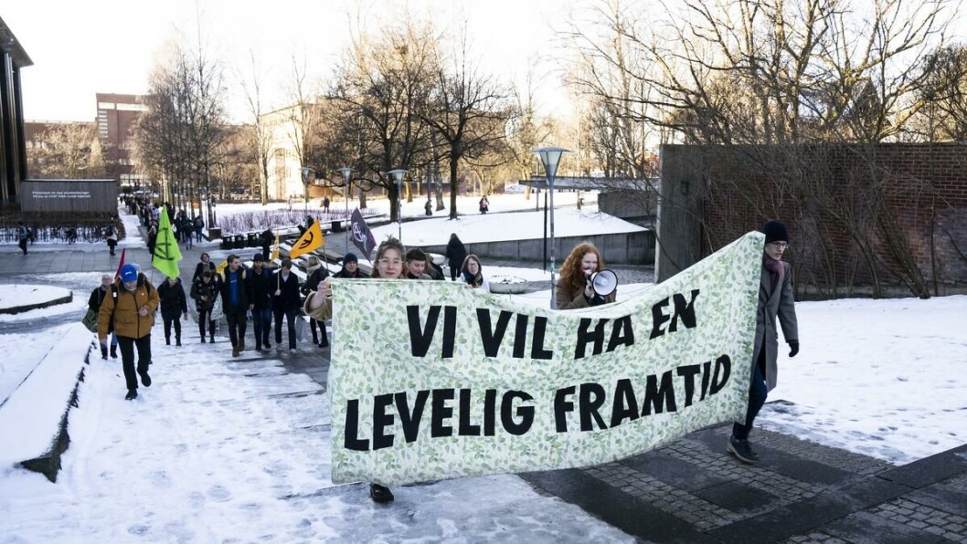 Demonstrerte mot klimastrategi: Gjennom Extinction Rebellion har studentpolitikere fra Grønn liste på UiO, engasjert seg for å ta til orde mot UiOs klimastrategi. Studentpolitiker Adrian Skagen uttalte i februar at strategien var blitt «helt utvannet» Demonstrerte mot klimastrategi: Gjennom Extinction Rebellion har studentpolitikere fra Grønn liste på UiO, engasjert seg for å ta til orde mot UiOs klimastrategi. Studentpolitiker Adrian Skagen uttalte i februar at strategien var blitt «helt utvannet»