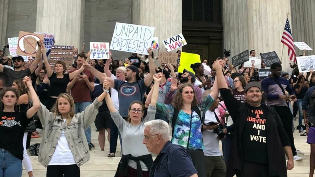 KONTROVERS: Mens den nye høyesterettsdommeren i USA, Brett Kavanaugh ble sverget i ed, stod demonstrantene klare utenfor.
