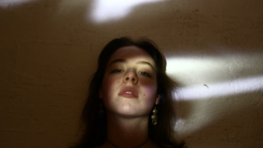 Rått og mørkt: Når eksistensielle følelser for mange må bli kjemisk fremkalt, er _How I'd Like It To Fade_ et langt vennligere alternativ, skriver Universitas' anmelder om Ea Othildes debut. Rått og mørkt: Når eksistensielle følelser for mange må bli kjemisk fremkalt, er _How I'd Like It To Fade_ et langt vennligere alternativ, skriver Universitas' anmelder om Ea Othildes debut.