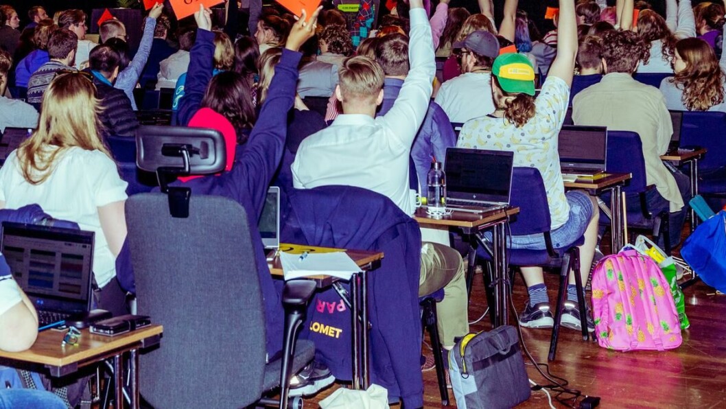 Vedtatt: Klimaendringene er «vår studentgenerasjons største utfordring», mener studentbevegelsens øverste organisasjon. Her fra en tidligere votering under NSOs landsmøte. Vedtatt: Klimaendringene er «vår studentgenerasjons største utfordring», mener studentbevegelsens øverste organisasjon. Her fra en tidligere votering under NSOs landsmøte.