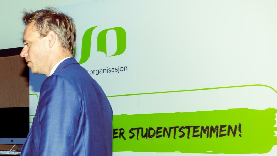 Ola Borten Moe på vei opp på scenen til NSOs landsmøte. Derfra sa han at det er viktig at regjeringen lytter til studentstemmen. En delegasjon fra NTNU brukte imidlertid anledningen til å protestere mot statsråden. Ola Borten Moe på vei opp på scenen til NSOs landsmøte. Derfra sa han at det er viktig at regjeringen lytter til studentstemmen. En delegasjon fra NTNU brukte imidlertid anledningen til å protestere mot statsråden.
