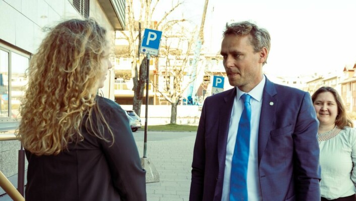 Statsråden møter NSO-leder Tuva Todnem Lund utenfor NSOs landsmøtehotell i Tønsberg.