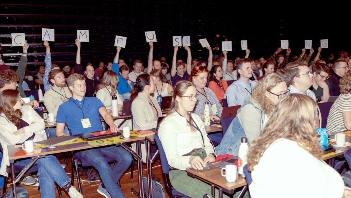 «Campussamling»: NTNU-delegasjonen protesterte mot de varslede kuttene til NTNUs campusprosjekt i Trondheim. «Campussamling»: NTNU-delegasjonen protesterte mot de varslede kuttene til NTNUs campusprosjekt i Trondheim.
