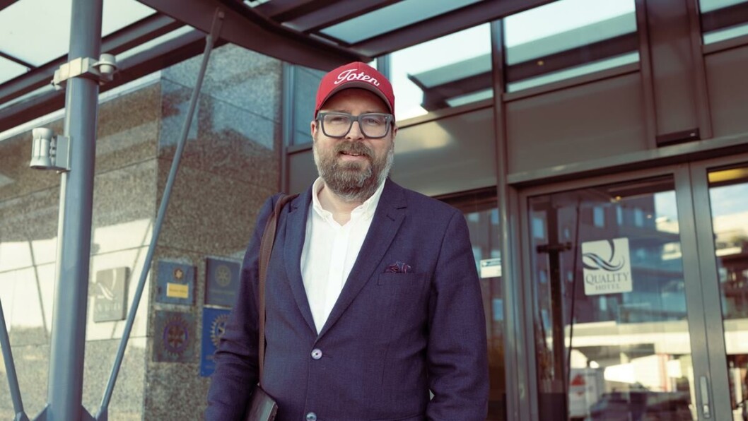 I farta: Ken André Ottesen er best kjent for Instagramkontoen BAdesken. Han rakk akkurat å stille opp på et bilde for Universitas-fotograf, før han måtte rekke toget hjem fra Tønsberg etter å ha underholdt for studenttillitsvalgte fra hele landet. I farta: Ken André Ottesen er best kjent for Instagramkontoen BAdesken. Han rakk akkurat å stille opp på et bilde for Universitas-fotograf, før han måtte rekke toget hjem fra Tønsberg etter å ha underholdt for studenttillitsvalgte fra hele landet.