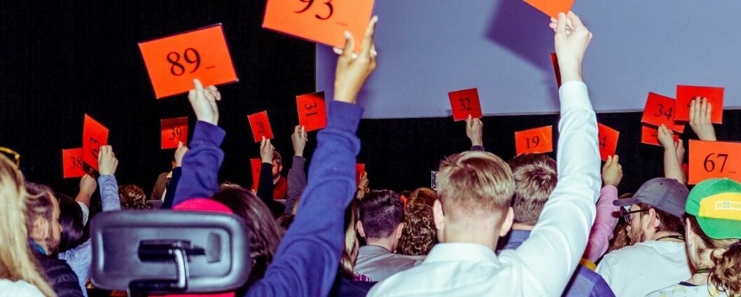 Og det stemmes.... For første gang på tre år er tillitsvalgte fra utdanningsinstitusjoner i hele Norge samlet fysisk for å diskutere og bestemme ny nasjonal studentpolitikk. Og det stemmes.... For første gang på tre år er tillitsvalgte fra utdanningsinstitusjoner i hele Norge samlet fysisk for å diskutere og bestemme ny nasjonal studentpolitikk.
