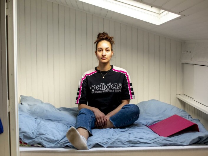 Bekymret: Reihane Zitouni studerer internasjonale styresett og diplomati ved Sciences Po i Paris. Hun er bekymret over framveksten til ytre høyre og kommer til å stemme på Emmanuel Macron på søndag, selv om hun egentlig ikke har lyst til det. Bekymret: Reihane Zitouni studerer internasjonale styresett og diplomati ved Sciences Po i Paris. Hun er bekymret over framveksten til ytre høyre og kommer til å stemme på Emmanuel Macron på søndag, selv om hun egentlig ikke har lyst til det.