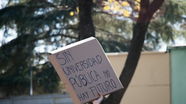 PLAKAT: «Uten offentlig universitet finnes det ingen fremtid».