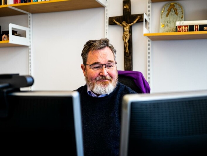 SKUFFET: Seksjonssjef ved Det teologiske fakultet Bjørn Erik Scherverud mener det er bedre for studenter å vise den strengeste politiattesten med en gang. SKUFFET: Seksjonssjef ved Det teologiske fakultet Bjørn Erik Scherverud mener det er bedre for studenter å vise den strengeste politiattesten med en gang.