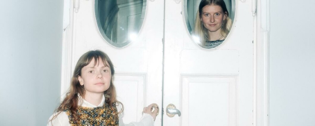 Coacher: Thea Raudberget (29) og Celia Pilskog Stasvik (24) droppet ut av studiene for å følge en karriere innen spiritualisme. Coacher: Thea Raudberget (29) og Celia Pilskog Stasvik (24) droppet ut av studiene for å følge en karriere innen spiritualisme.