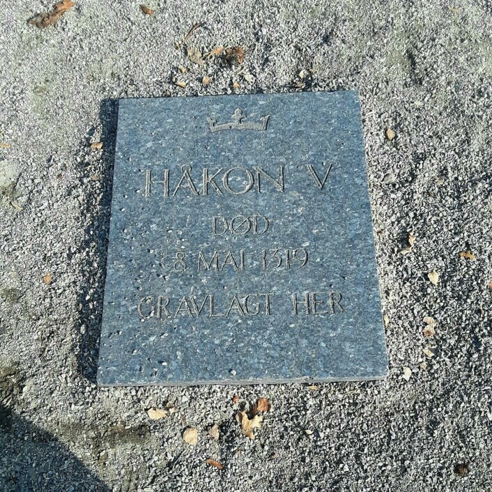 A plaque in memory of King Håkon V. A plaque in memory of King Håkon V.