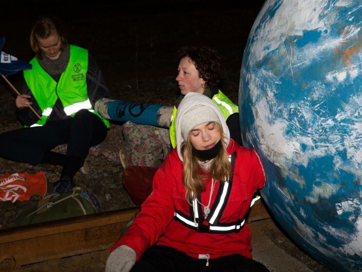 Aktivist på fulltid: Anna Keane droppet ut av studiene til fordel for klimakampen, og er villig til å gå så langt det trengs. Etter aksjonen på Sjursøyhavna ble hun arrestert. Aktivist på fulltid: Anna Keane droppet ut av studiene til fordel for klimakampen, og er villig til å gå så langt det trengs. Etter aksjonen på Sjursøyhavna ble hun arrestert.