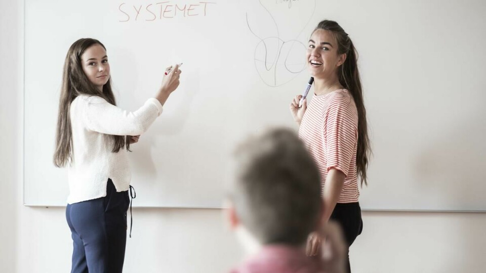 Fornøyd: Sykepleiertudentene Hanna Augustin og Maia Otterlei underviser medstudenter.