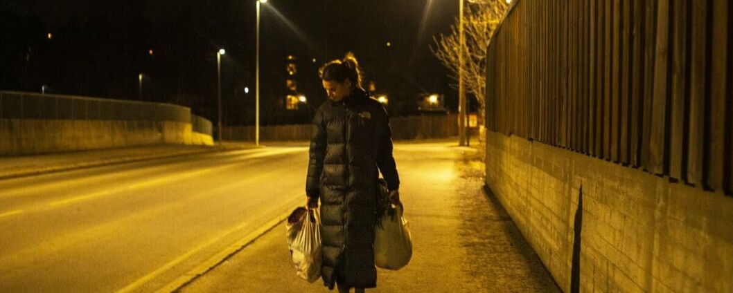 Tunge poser: Milla Vasbotten fikk med seg to fulle poser av mat etter dumpster-divingen. Tunge poser: Milla Vasbotten fikk med seg to fulle poser av mat etter dumpster-divingen.