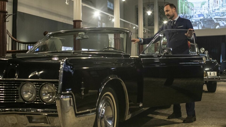 His Royal Highness The Crown Prince Haakon near A5 Lincoln Continental during the guided tour for the press at Dronning Sonja KunstStall 10.02.2022.