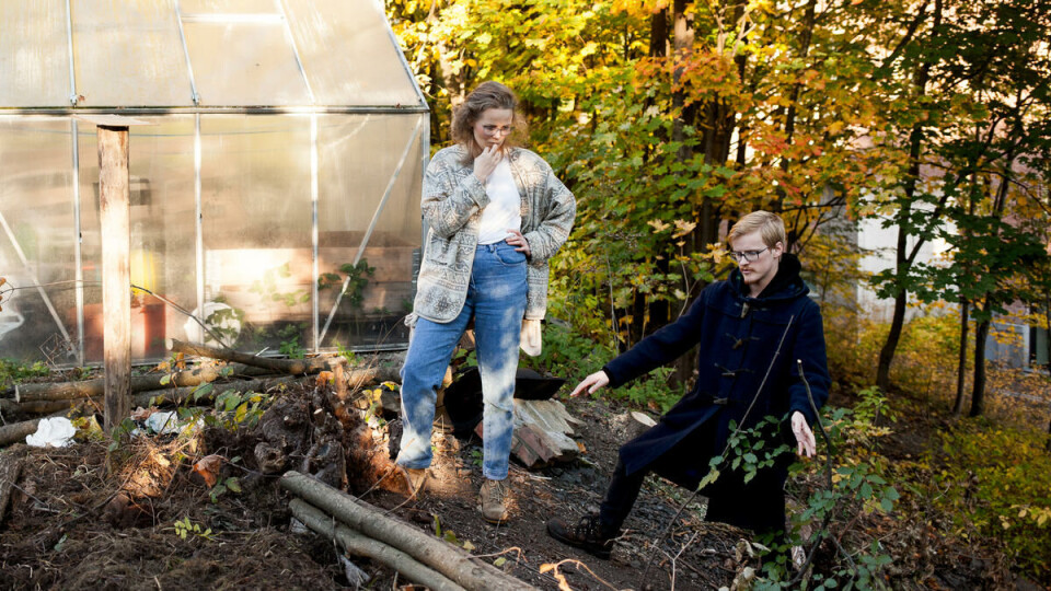 Forberedelser: Sesongen i Studenthagen er snart over. Oktober går stort sett med til rydding og forberelser til neste sesong. Her viser Eivind Eliassen hvor det nye beddet skal ligge.
