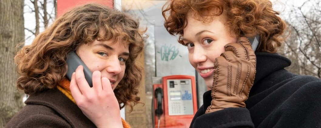 Telefonsøstre: Nei, dette er ikke et utdatert illustrasjonsfoto fra 90-tallet. Line Horgen Thorstad og Hanna Valsgård Bratlie velger knappetelefon i 2022. Telefonsøstre: Nei, dette er ikke et utdatert illustrasjonsfoto fra 90-tallet. Line Horgen Thorstad og Hanna Valsgård Bratlie velger knappetelefon i 2022.