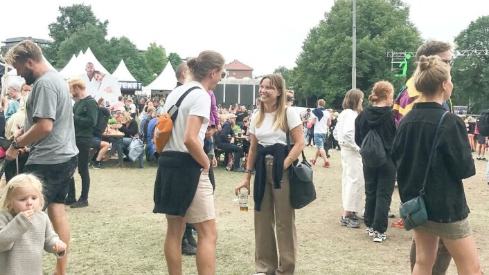 Like barn flørter likt: «Hei! Jeg vil bare si at jeg synes du er skikkelig kjekk». Jeg tenker over hva det sier om meg at jeg valgte en fyr med akkurat samme antrekk som meg selv. Foto: Emma Damskau Like barn flørter likt: «Hei! Jeg vil bare si at jeg synes du er skikkelig kjekk». Jeg tenker over hva det sier om meg at jeg valgte en fyr med akkurat samme antrekk som meg selv. Foto: Emma Damskau