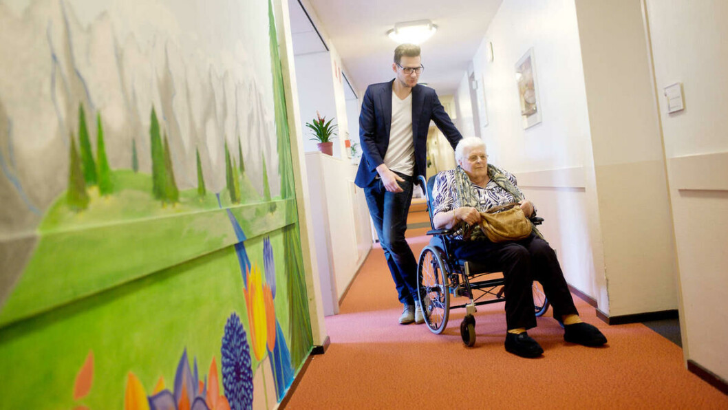 Trives med trilling: Student Jurrien Mentink har ingenting imot å tilbringe tid med sin eldre gangvenninne. – I starten gjorde vennene mine narr av meg fordi bestevenninnen var 90 år, men nå er de like entusiastiske som meg. Foto: Humanitas Trives med trilling: Student Jurrien Mentink har ingenting imot å tilbringe tid med sin eldre gangvenninne. – I starten gjorde vennene mine narr av meg fordi bestevenninnen var 90 år, men nå er de like entusiastiske som meg. Foto: Humanitas
