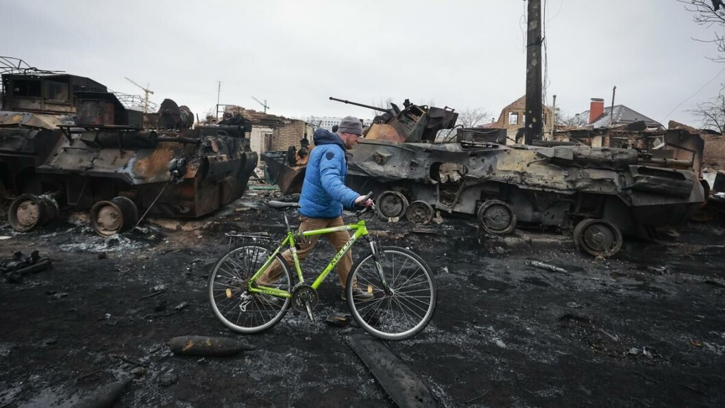 1. mars 2022: En mann går forbi restene av russiske militærkjøretøy i Bucha utenfor hovedstaden Kyiv tirsdag denne uken. FOTO: SERHII NUZHNENKO/AP 1. mars 2022: En mann går forbi restene av russiske militærkjøretøy i Bucha utenfor hovedstaden Kyiv tirsdag denne uken. FOTO: SERHII NUZHNENKO/AP