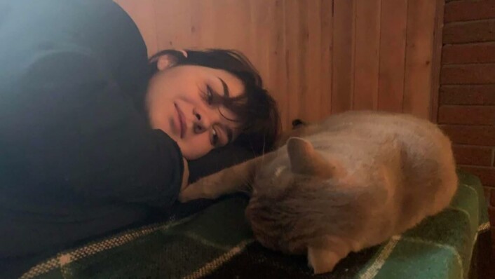 Skjul: Dasha (22) og katten gjemmer seg fra eksplosjonene mens de hører på den ukrainske presidentens tale. FOTO: PRIVAT Skjul: Dasha (22) og katten gjemmer seg fra eksplosjonene mens de hører på den ukrainske presidentens tale. FOTO: PRIVAT
