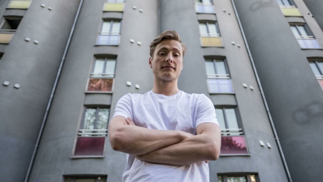 Prinsippsak: Bjørn Winquist forteller at det i praksis er umulig å være fulltidsstudent når han bor i studenthuset på Grünerløkka. Til høsten øker månedsleia slik at han blir sittende med litt over tusen kroner til å leve på. For å gjøre nettopp det er han nødt til å jobbe ved siden av, noe han mener han ikke burde trenge så lenge SiO er eier. Prinsippsak: Bjørn Winquist forteller at det i praksis er umulig å være fulltidsstudent når han bor i studenthuset på Grünerløkka. Til høsten øker månedsleia slik at han blir sittende med litt over tusen kroner til å leve på. For å gjøre nettopp det er han nødt til å jobbe ved siden av, noe han mener han ikke burde trenge så lenge SiO er eier.