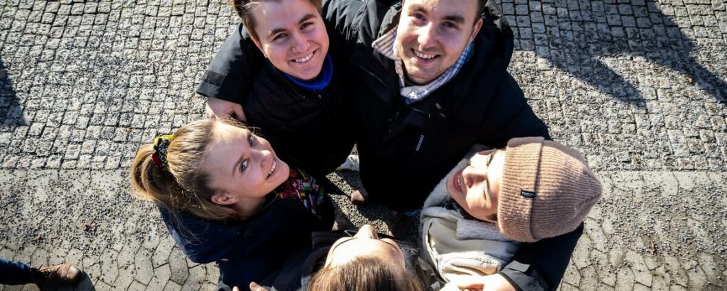 Gruppeklem: Fra meter til millimeter: For mange studenter kan det føles rart å ha lov til å klemme igjen, men Anita Torsvik, Mathias Helvig, Christer Weiseth, Ken Liv og Ragnhild Gabrielsen ligger langt framme i løypa. Gruppeklem: Fra meter til millimeter: For mange studenter kan det føles rart å ha lov til å klemme igjen, men Anita Torsvik, Mathias Helvig, Christer Weiseth, Ken Liv og Ragnhild Gabrielsen ligger langt framme i løypa.