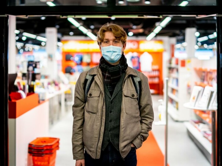 Fortsatt munnbind: Daniel Madsø (22) bruker munnbind for å beskytte familiemedlemmer i risikogruppa. Fortsatt munnbind: Daniel Madsø (22) bruker munnbind for å beskytte familiemedlemmer i risikogruppa.