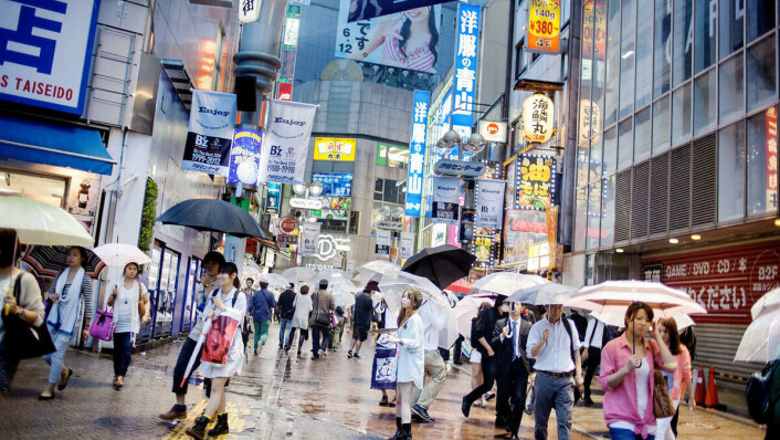 Sexløs storby: Tokyos travle bybilde er hypermoderne, men Japan er svært kulturkonservativt. Kyssing eller klemming på gaten er sjelden kost. Sexløs storby: Tokyos travle bybilde er hypermoderne, men Japan er svært kulturkonservativt. Kyssing eller klemming på gaten er sjelden kost.