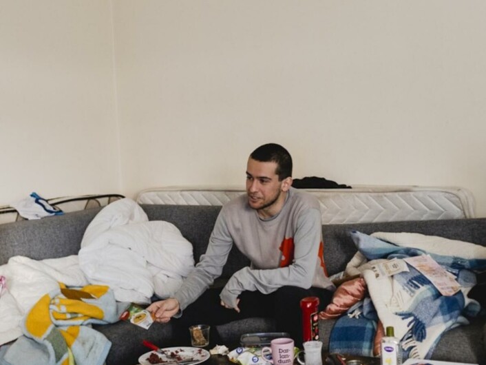 Rotet: Berkay Yamener har ikke satt sin fot på kjøkkenet på tre dager. Han orker ikke å være der når det er muggen og rotten mat der, men økonomien gjør at han mister all motivasjon livet, også til rengjøring. Rotet: Berkay Yamener har ikke satt sin fot på kjøkkenet på tre dager. Han orker ikke å være der når det er muggen og rotten mat der, men økonomien gjør at han mister all motivasjon livet, også til rengjøring.