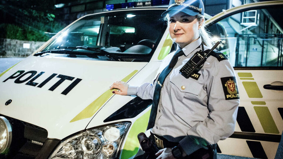 I praksis: Om dagen er Tina Dahlstrøm politipraktikant på Grønland politistasjon. Ifølge PSTs trusselvurdering er uniformert politi utpekt som mål for terrorister, som gjør at politiet nå skal bevæpne seg. Dahlstrøm føler praksisen likevel er trygg sammen med veileder.