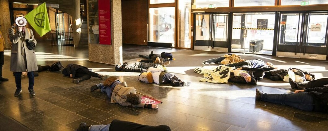 Liggende protest: – UiO, vi vil bli endringsaktører, men da må du bli en også! Slik avslutter Skagen appellen sin til applaus fra et liggende Extinction Rebellion på Eilert Sundt hus, Blindern. Liggende protest: – UiO, vi vil bli endringsaktører, men da må du bli en også! Slik avslutter Skagen appellen sin til applaus fra et liggende Extinction Rebellion på Eilert Sundt hus, Blindern.