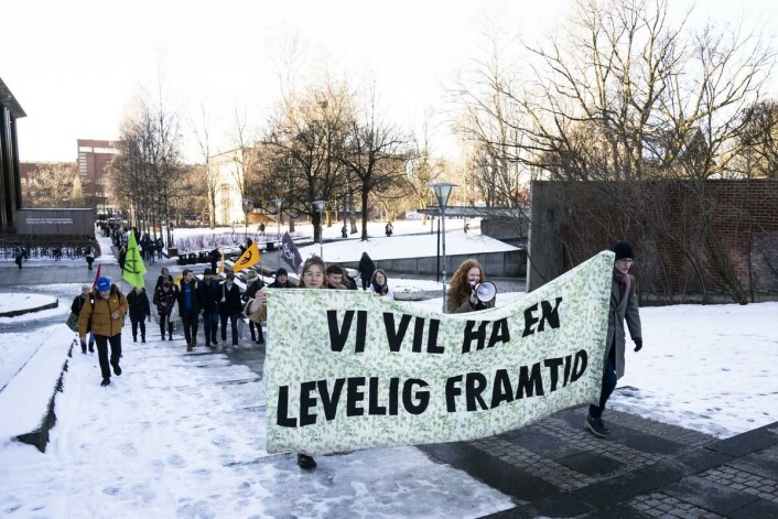 Protesterer: – Hva vil vi ha? kontrer Skagen bak banneret til XR. Svaret er klimaansvar, og de vil ha det nå. Protesterer: – Hva vil vi ha? kontrer Skagen bak banneret til XR. Svaret er klimaansvar, og de vil ha det nå.