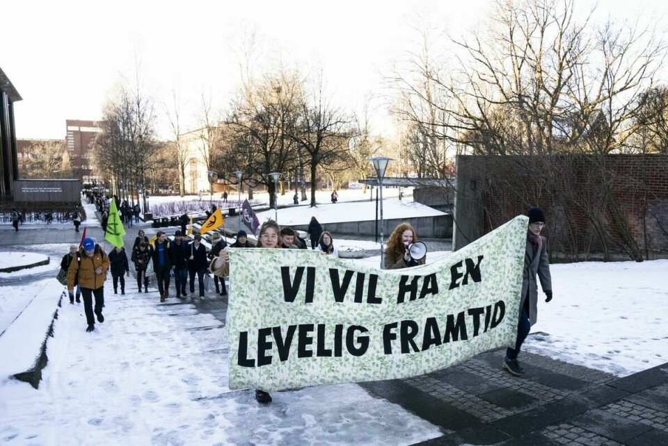 Protesterer: – Hva vil vi ha? kontrer Skagen bak banneret til XR. Svaret er klimaansvar, og de vil ha det nå.