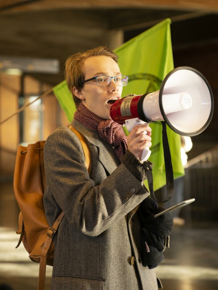 Appell: Adrian Skagen holder appell under Exctinction Rebellion-protesten på Blindern. Appell: Adrian Skagen holder appell under Exctinction Rebellion-protesten på Blindern.