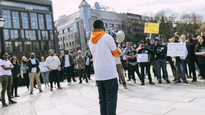 ISU Norway President Eric Kimathi speaks in front of protestors. ISU Norway President Eric Kimathi speaks in front of protestors.