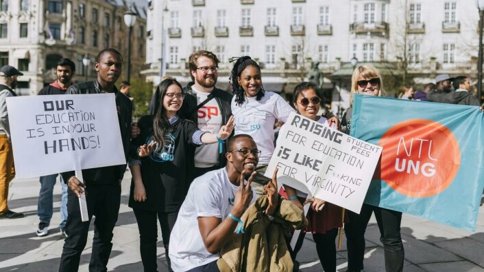 UiO Student Parliament leader Jens Lægreid also attended the demonstration. Here he poses for a photo with students (middle). UiO Student Parliament leader Jens Lægreid also attended the demonstration. Here he poses for a photo with students (middle).