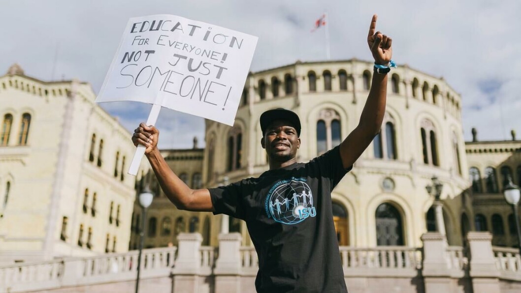 International and Norwegian students gathered in front of the Parliament building to demonstrate against what they consider sky-high visa fees. International and Norwegian students gathered in front of the Parliament building to demonstrate against what they consider sky-high visa fees.